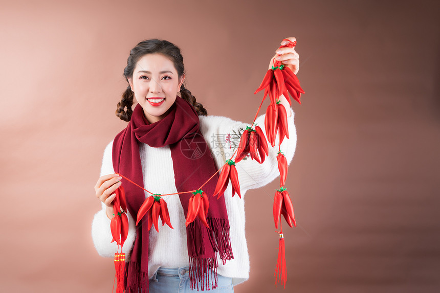 女性手拿新年装饰图片