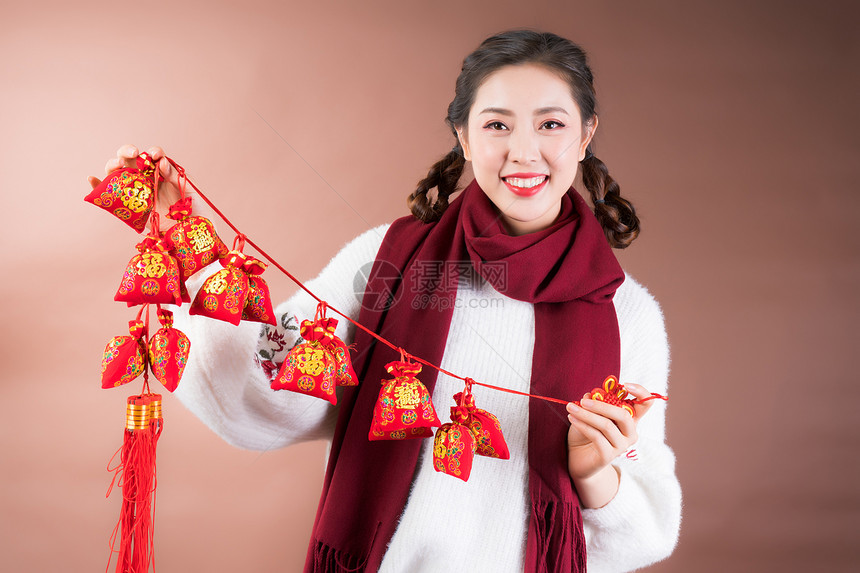 女性手拿新年装饰图片