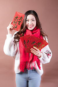 新春贺卡图片女性手拿红包背景
