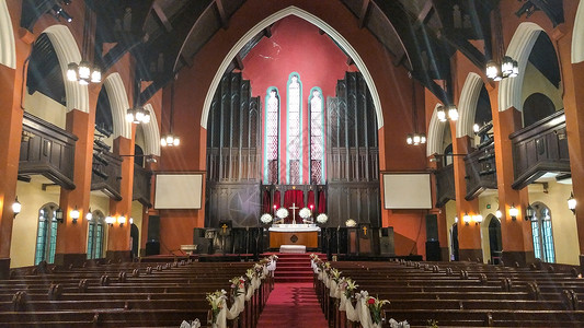 欧式长椅明亮宽敞的婚礼仪式堂背景