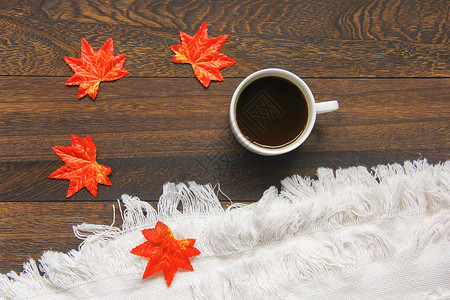 秋日枫叶与咖啡图片