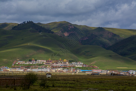 依山而居甘南迭部风光背景