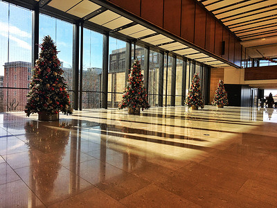 商场大厅里的圣诞树背景图片