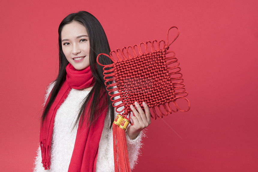 拿着中国结的女性新年人像图片