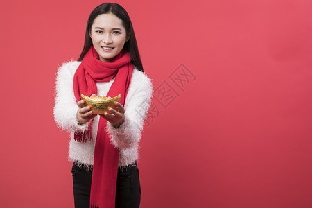 拿着金元宝的女性新年人像高清图片