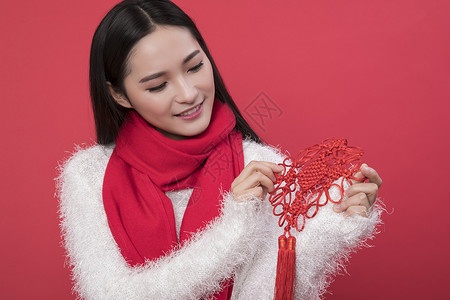 新年男士人像拿着中国结拿着中国结的女性新年人像背景