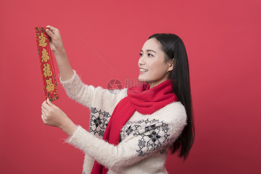 拿着新年装饰的女性新年人像图片