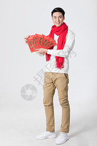 新年男性开心的拿着红包图片