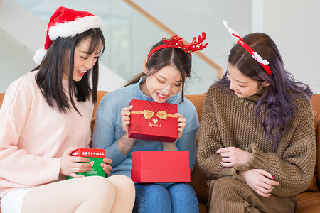 三个礼物盒青年圣诞聚会互送礼物背景