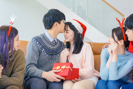 青年圣诞聚会情侣接吻图片
