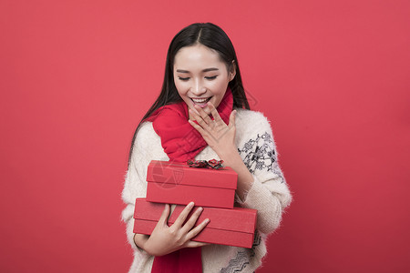 手拿礼物盒子的新年女性背景图片