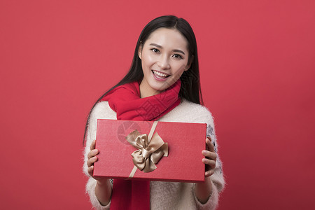 手拿礼物盒子的新年女性图片