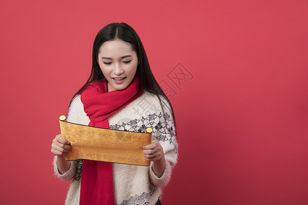 春节人物装饰手拿新年装饰的女性背景