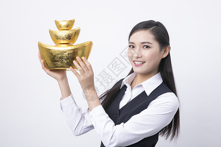 手拿金元宝的职业女性背景图片