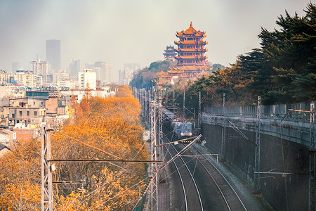 现代与传统火车与武汉黄鹤楼背景