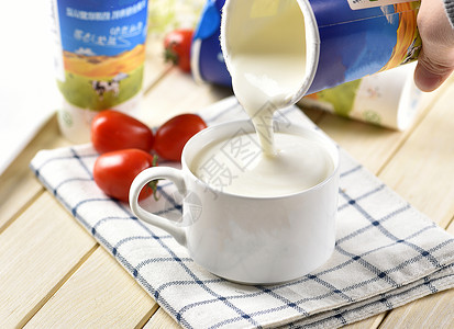 酸奶倒酸奶乳酸的高清图片