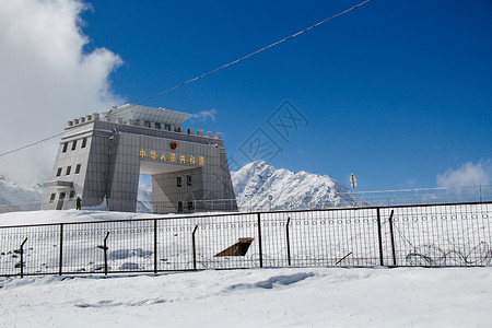 昆仑雪山新疆塔什库尔干红其拉甫口岸背景