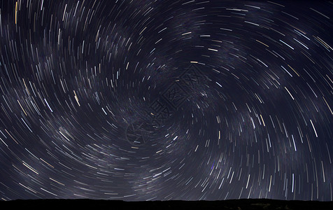 夜晚山谷星轨背景图片