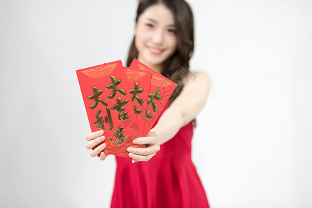 年轻女性新年发红包背景图片
