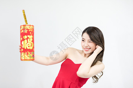 手拿鞭炮的新年女性背景图片