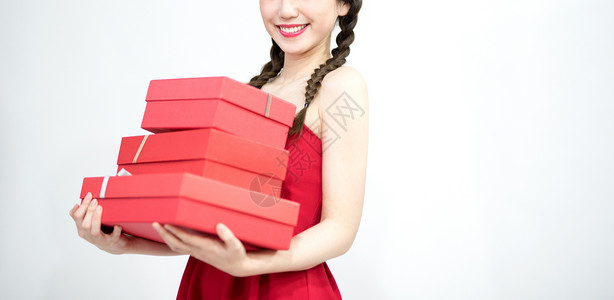抱着礼盒的年轻女性背景图片