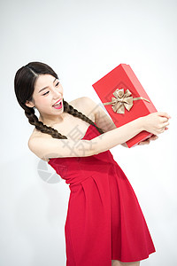 抱着礼盒的年轻女性背景图片