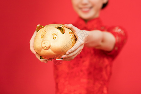 喜庆金猪捧着储蓄罐的新年女性背景