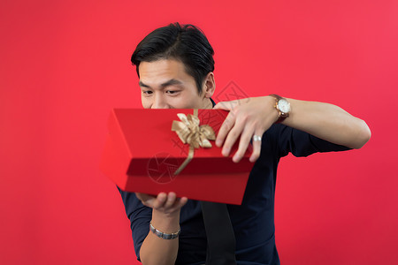 男人打开礼物背景图片