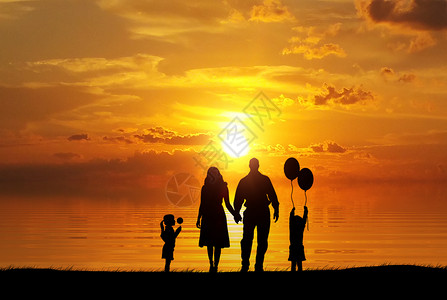 夫妇散步夕阳下家庭剪影设计图片