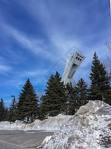 加拿大魁北克蒙特利尔的雪后奥林匹克体育场背景