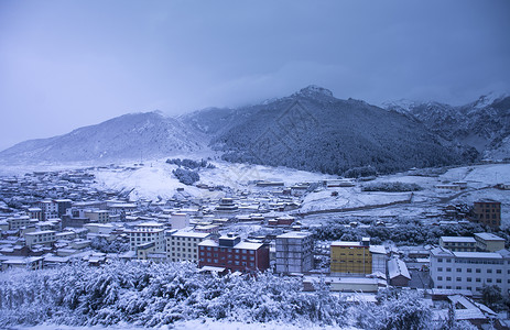 远山雪冬季郎木寺小镇晨曦眺望背景