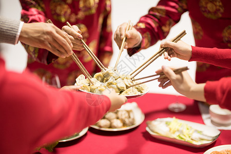 年夜饭团圆饭吃饺子特写图片