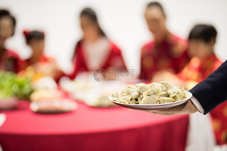 年夜饭团圆饭吃饺子特写图片