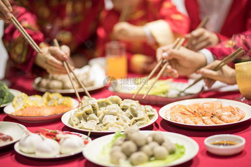 年夜饭团圆饭吃饺子特写图片