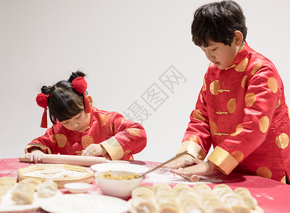 孩子学包饺子高清图片