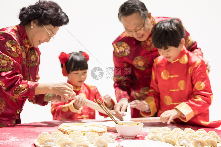 爷爷奶奶教孩子包水饺图片