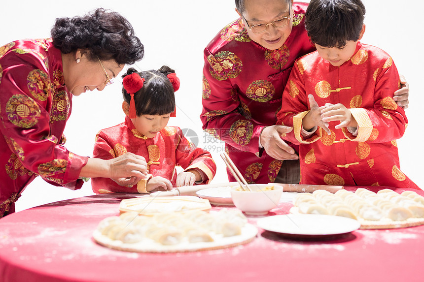 爷爷奶奶教孩子包水饺图片