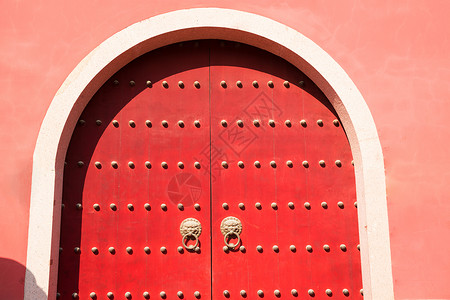 古式房屋红色的铜锁门背景