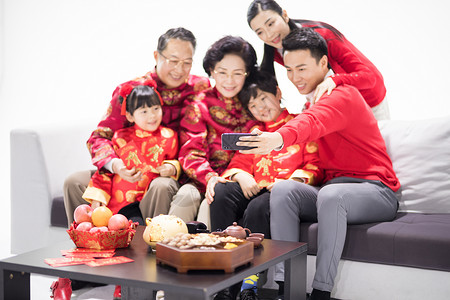 春节一家人在客厅自拍高清图片