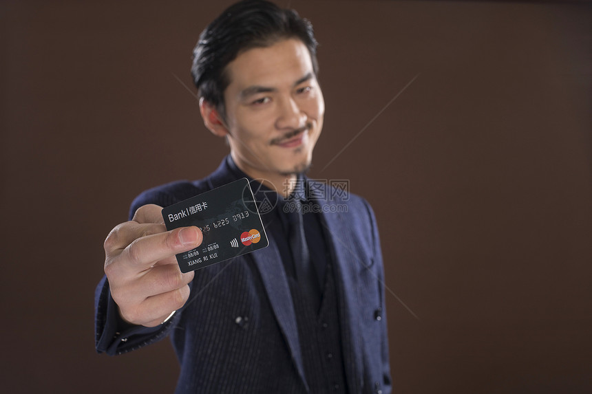 金融人士手拿信用卡图片