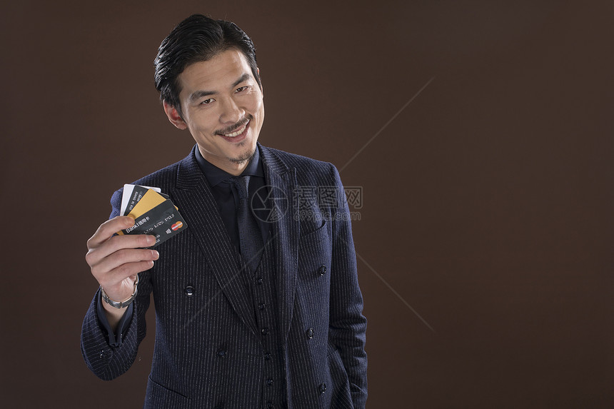 金融人士手拿信用卡图片