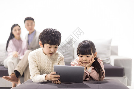 妈妈电脑父母陪伴孩子学习玩游戏背景