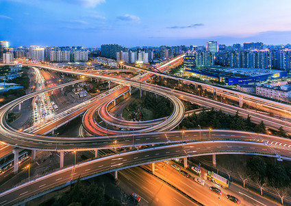 回旋上海繁华都市繁忙的交通高架桥景观背景