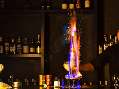 燃烧的酒瓶酒吧调和酒高清图片