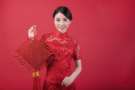 春节手拿中国结的旗袍美女图片