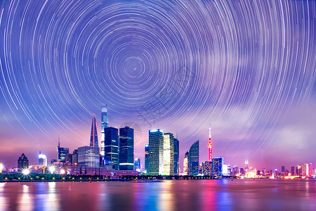 水平线城市夜空中的星轨设计图片