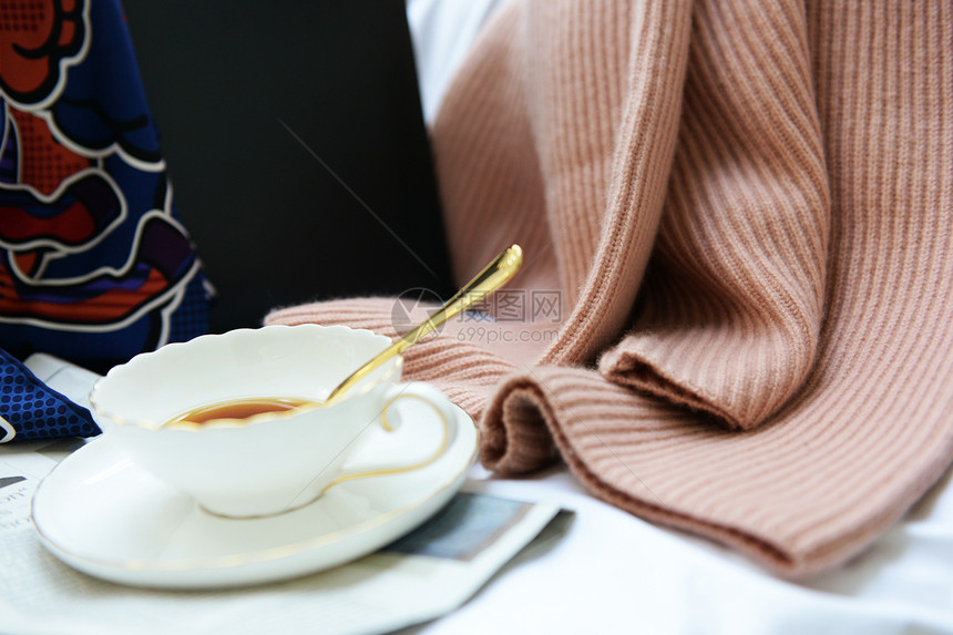 桌面上的毛衣和茶图片