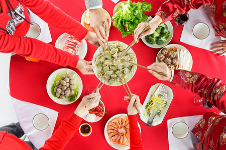 餐桌上家人吃饺子背景图片