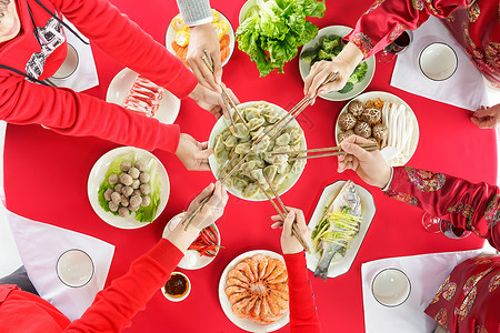 餐桌上家人吃饺子图片