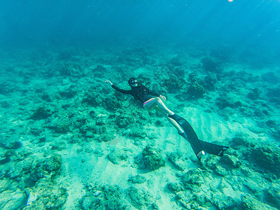 潜水员潜水旅行女潜水高清图片